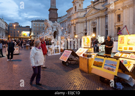 Eine Frau betrachtet man street-Art in der Piazza Navona in der Nacht, Rom Italien Europa Stockfoto