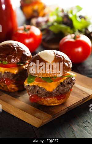 Hausgemachter Cheeseburger Sliders mit Salat, Tomaten und Käse Stockfoto