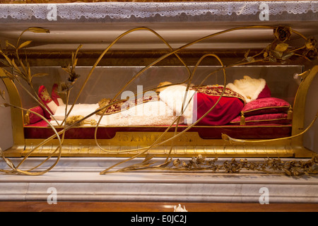 Der Körper von Papst John XXIII in seinem Grab, Str. Peters Basilica, Vatikanstadt Rom Italien Europa Stockfoto