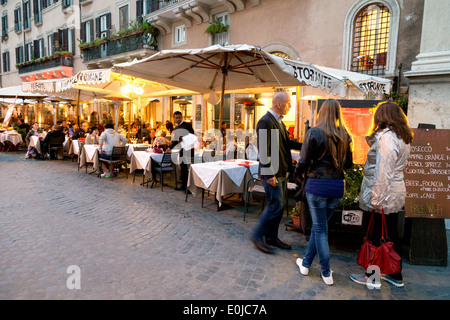 Menschen Essen in einem Restaurant am frühen Abend, Piazza Navona, Rom, Italien Europa Stockfoto
