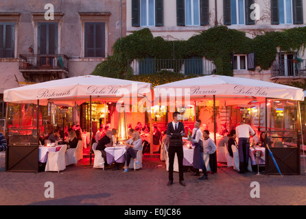 Menschen Essen in einem Restaurant am frühen Abend, Piazza Navona, Rom, Italien Europa Stockfoto