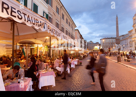 Menschen Essen in einem Restaurant am frühen Abend, Piazza Navona, Rom, Italien Europa Stockfoto