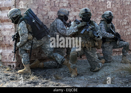 Fallschirmjäger mit B. Co, 1. Bataillon, 325. Airborne Infanterie-Regiment, 2nd Brigade Combat Team, 82nd Airborne Division, ziehen Stockfoto