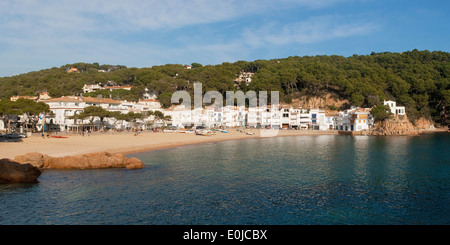 Strand und Dorf von Tamariu an der Costa Brava, Catalonia. Stockfoto