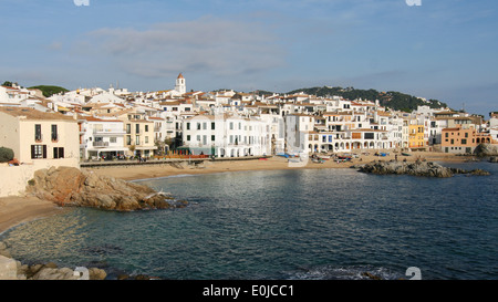 Strand und Dorf von Calella de Palafrugell an der Costa Brava, Catalonia. Stockfoto