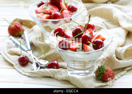 Milchprodukte Joghurt Dessert mit Kirschen und Erdbeeren Stockfoto