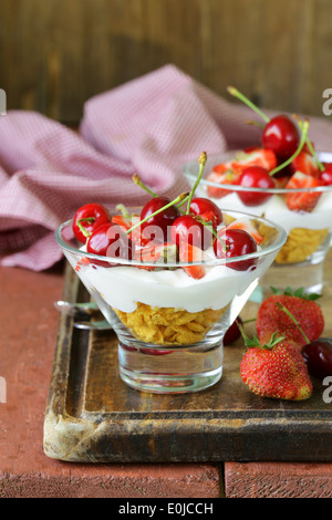 Milchprodukte Joghurt Dessert mit Kirschen und Erdbeeren Stockfoto