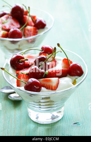 Milchprodukte Joghurt Dessert mit Kirschen und Erdbeeren Stockfoto