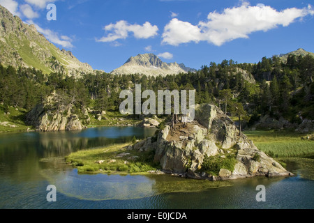 See mit einer kleinen Insel im Aran-Tal, katalanischen Pyrenäen. Stockfoto