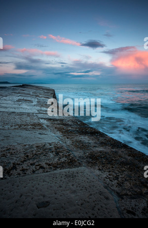 Sonnenuntergang über den Cobb in Lyme Regis, Dorset, England, UK Stockfoto