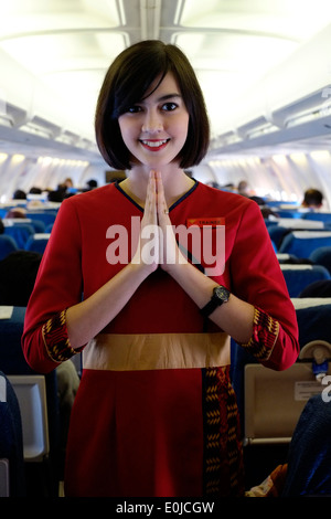 Stewardess bei der Arbeit an Bord ein Sriwijaya Air Inlandsflug unterwegs von Malang nach Jakarta Java Indonesien Stockfoto