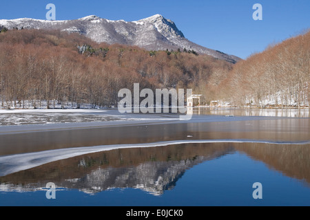 Der See von Santa Fe de Montseny im Winter, Catalonia teilweise gefroren. Stockfoto