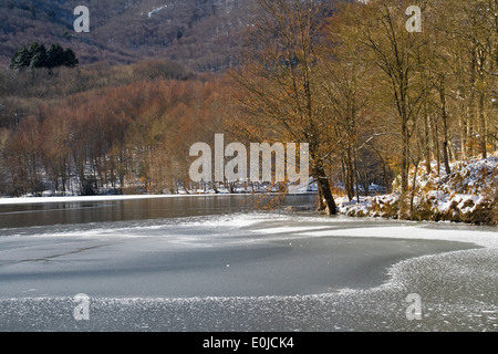 Frost-See in Katalonien während der Europäischen Kältewelle Anfang 2012. Stockfoto