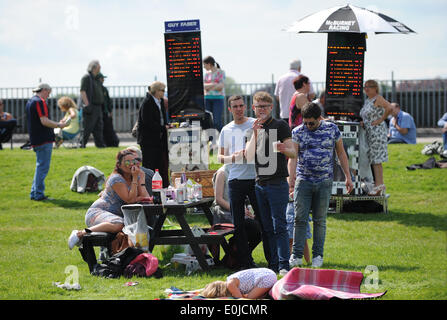 RACEGOERS DANTE FESTIVAL YORK RACECOURS YORK RACECOURSE YORK ENGLAND 14. Mai 2014 Stockfoto