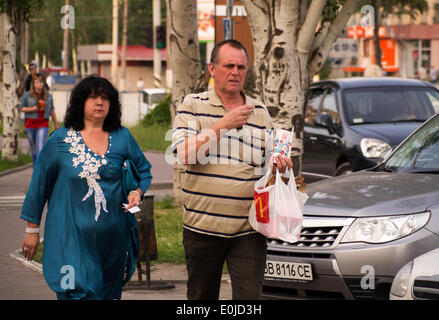 Lugansk, Ukraine. 14. Mai 2014. Mann und Frau sind Myome Parkplatz-Service Essen von McDonald's--laut ukrainischen Medien selbsternannten Volksrepublik Lugansk kündigte neue Sanktionen gegen die Vereinigten Staaten. Insbesondere in der Region verbieten Sie, Coca-Cola, Pepsi und die Aktivitäten der Restaurant-McDonalds, entsprechend der "Verordnung des Präsidiums" Lugansk Volksrepublik verkündet in sozialen Netzwerken. Bildnachweis: Igor Golovnov/Alamy Live-Nachrichten Stockfoto