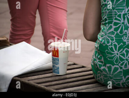 Lugansk, Ukraine. 14. Mai 2014. Pappbecher mit Coca Cola, McDonald ist gekauft, ist auf der Bank neben einer sitzenden Frau--laut ukrainischen Medien selbsternannten Volksrepublik Lugansk neue Sanktionen gegen die Vereinigten Staaten angekündigt. Insbesondere in der Region verbieten Sie, Coca-Cola, Pepsi und die Aktivitäten der Restaurant-McDonalds, entsprechend der "Verordnung des Präsidiums" Lugansk Volksrepublik verkündet in sozialen Netzwerken. Bildnachweis: Igor Golovnov/Alamy Live-Nachrichten Stockfoto