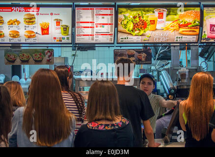 Lugansk, Ukraine. 14. Mai 2014. Junge Menschen bei McDonalds - laut ukrainischen Medien selbsternannten Volksrepublik Lugansk kündigte neue Sanktionen gegen die Vereinigten Staaten. Insbesondere in der Region verbieten Sie, Coca-Cola, Pepsi und die Aktivitäten der Restaurant-McDonalds, entsprechend der "Verordnung des Präsidiums" Lugansk Volksrepublik verkündet in sozialen Netzwerken. Bildnachweis: Igor Golovnov/Alamy Live-Nachrichten Stockfoto