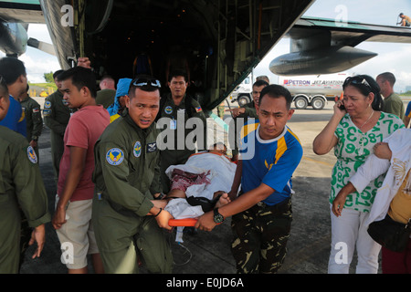 US-Marines und der Streitkräfte der Philippinen Flieger unterstützen Vertriebenen Personal aus einem philippinischen Luftwaffe KC-130J Herkules Stockfoto