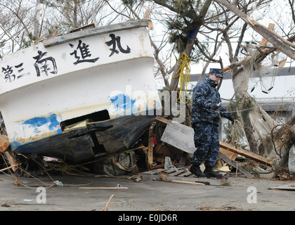 Petty Officer 1st Class Steven Stone, eine Luftfahrt Elektriker Techniker von Daytona Beach, Florida, Flugzeuge zwischen zugewiesen Stockfoto