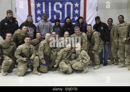 USO Tour Promis posieren für Gruppenfotos am Ende des Urlaubs Truppe besuchen, USO Show statt auf Bagram Air Force Base, Dezem Stockfoto