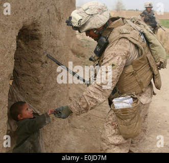 Corporal Anthony Deprimo, ein Squad-Leader mit 3rd Platoon, Ostindien-Kompanie, 3. Bataillon, 6. Marine Regiment, gibt ein Stück Stockfoto