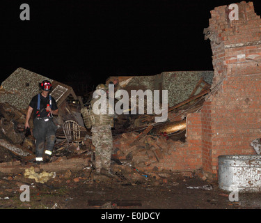 Oklahoma Nationalgarde Soldaten und Piloten reagieren auf einem verheerenden Tornado, der durch Moore, Oklahoma, 20. Mai 2013 gerissen. (P) Stockfoto