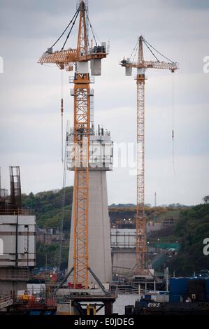 South Queensferry, UK. 14. Mai 2014. Im Dezember 2007 zu finanzieren die Sekretärin John Swinney kündigte an, dass eine neue Schrägseilbrücke als Ersatz für die bestehenden Straßenbrücke, mit geschätzten Kosten von £ 3,25 Milliarden bis £ 4,22 Milliarden gebaut werden würde. Die Brücke soll irgendwann im Jahr 2016 vollzogen. Die beiden nördlichsten Pfeiler, Blick nach Norden von Linn Mill. Mittwoch, 14. Mai 2014 die Credit: Wullie Marr/Alamy Live-Nachrichten Stockfoto