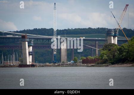 South Queensferry, UK. 14. Mai 2014. Im Dezember 2007 zu finanzieren die Sekretärin John Swinney kündigte an, dass eine neue Schrägseilbrücke als Ersatz für die bestehenden Straßenbrücke, mit geschätzten Kosten von £ 3,25 Milliarden bis £ 4,22 Milliarden gebaut werden würde. Die Brücke die Fertigstellung ist geplant für irgendwann im Jahr 2016 die zwei südlichen die meisten Piers, Blick nach Osten von Ostern Gesellschaft. Mittwoch, 14. Mai 2014 die Credit: Wullie Marr/Alamy Live-Nachrichten Stockfoto