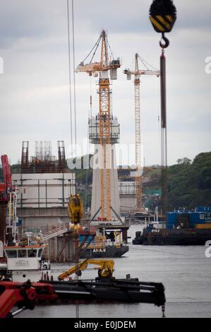 South Queensferry, UK. 14. Mai 2014. Im Dezember 2007 zu finanzieren die Sekretärin John Swinney kündigte an, dass eine neue Schrägseilbrücke als Ersatz für die bestehenden Straßenbrücke, mit geschätzten Kosten von £ 3,25 Milliarden bis £ 4,22 Milliarden gebaut werden würde. Die Brücke soll irgendwann im Jahr 2016 vollzogen. Ein Blick von Linn Mill, Suche entlang der Piers, gebaut in den Fluss Forth. Mittwoch, 14. Mai 2014 die Credit: Wullie Marr/Alamy Live-Nachrichten Stockfoto