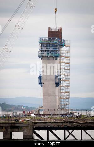 South Queensferry, UK. 14. Mai 2014. Im Dezember 2007 zu finanzieren die Sekretärin John Swinney kündigte an, dass eine neue Schrägseilbrücke als Ersatz für die bestehenden Straßenbrücke, mit geschätzten Kosten von £ 3,25 Milliarden bis £ 4,22 Milliarden gebaut werden würde. Die Brücke soll irgendwann im Jahr 2016 vollzogen. Die Southrn die meisten Pier im Bau, von Port Edgar Marina gesehen. Mittwoch, 14. Mai 2014 die Credit: Wullie Marr/Alamy Live-Nachrichten Stockfoto