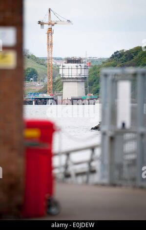 South Queensferry, UK. 14. Mai 2014. Im Dezember 2007 zu finanzieren die Sekretärin John Swinney kündigte an, dass eine neue Schrägseilbrücke als Ersatz für die bestehenden Straßenbrücke, mit geschätzten Kosten von £ 3,25 Milliarden bis £ 4,22 Milliarden gebaut werden würde. Die Brücke soll irgendwann im Jahr 2016 vollzogen. Sie blickte Port Edgar Hauptbrücke in Richtung North Peir. Mittwoch, 14. Mai 2014 die Credit: Wullie Marr/Alamy Live-Nachrichten Stockfoto