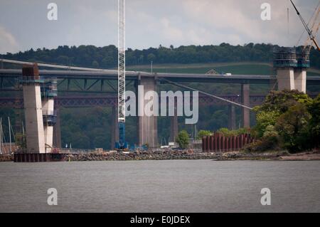 South Queensferry, UK. 14. Mai 2014. Im Dezember 2007 zu finanzieren die Sekretärin John Swinney kündigte an, dass eine neue Schrägseilbrücke als Ersatz für die bestehenden Straßenbrücke, mit geschätzten Kosten von £ 3,25 Milliarden bis £ 4,22 Milliarden gebaut werden würde. Die Brücke die Fertigstellung ist geplant für irgendwann im Jahr 2016 die zwei südlichen die meisten Piers, Blick nach Osten von Ostern Gesellschaft. Mittwoch, 14. Mai 2014 die Credit: Wullie Marr/Alamy Live-Nachrichten Stockfoto