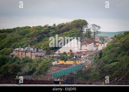 South Queensferry, UK. 14. Mai 2014. Im Dezember 2007 zu finanzieren die Sekretärin John Swinney kündigte an, dass eine neue Schrägseilbrücke als Ersatz für die bestehenden Straßenbrücke, mit geschätzten Kosten von £ 3,25 Milliarden bis £ 4,22 Milliarden gebaut werden würde. Die Brücke soll irgendwann im Jahr 2016 vollzogen. Den nördlichsten Punkt in der Nähe von Rosyth, wo die Brücke verlassen wird, um den Fluss zu überqueren. Mittwoch, 14. Mai 2014 die Credit: Wullie Marr/Alamy Live-Nachrichten Stockfoto