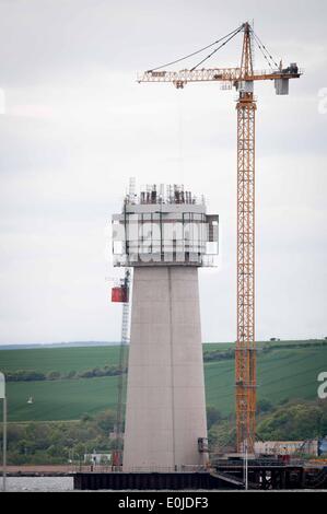 South Queensferry, UK. 14. Mai 2014. Im Dezember 2007 zu finanzieren die Sekretärin John Swinney kündigte an, dass eine neue Schrägseilbrücke als Ersatz für die bestehenden Straßenbrücke, mit geschätzten Kosten von £ 3,25 Milliarden bis £ 4,22 Milliarden gebaut werden würde. Die Brücke soll irgendwann im Jahr 2016 vollzogen. Einer der North Side Piers von Port Edgar Marina gesehen. Mittwoch, 14. Mai 2014 die Credit: Wullie Marr/Alamy Live-Nachrichten Stockfoto