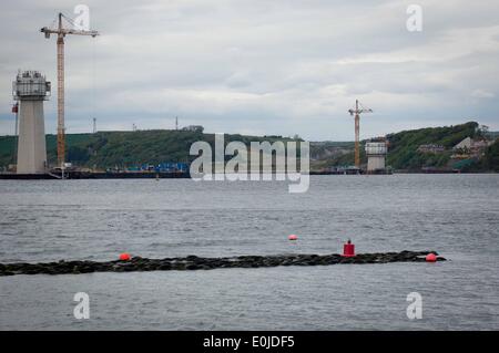 South Queensferry, UK. 14. Mai 2014. Im Dezember 2007 zu finanzieren die Sekretärin John Swinney kündigte an, dass eine neue Schrägseilbrücke als Ersatz für die bestehenden Straßenbrücke, mit geschätzten Kosten von £ 3,25 Milliarden bis £ 4,22 Milliarden gebaut werden würde. Die Brücke soll irgendwann im Jahr 2016 vollzogen. Der beiden nördlichen Pfeiler, von Port Edgar Marina gesehen. Mittwoch, 14. Mai 2014 die Credit: Wullie Marr/Alamy Live-Nachrichten Stockfoto