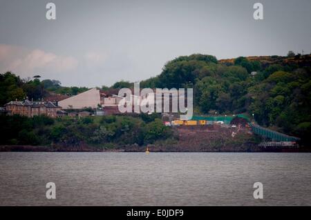 South Queensferry, UK. 14. Mai 2014. Im Dezember 2007 zu finanzieren die Sekretärin John Swinney kündigte an, dass eine neue Schrägseilbrücke als Ersatz für die bestehenden Straßenbrücke, mit geschätzten Kosten von £ 3,25 Milliarden bis £ 4,22 Milliarden gebaut werden würde. Die Brücke soll irgendwann im Jahr 2016 vollzogen. Den nördlichsten Punkt in der Nähe von Rosyth, wo die Brücke verlassen wird, um den Fluss zu überqueren. Mittwoch, 14. Mai 2014 die Credit: Wullie Marr/Alamy Live-Nachrichten Stockfoto