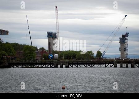 South Queensferry, UK. 14. Mai 2014. Im Dezember 2007 zu finanzieren die Sekretärin John Swinney kündigte an, dass eine neue Schrägseilbrücke als Ersatz für die bestehenden Straßenbrücke, mit geschätzten Kosten von £ 3,25 Milliarden bis £ 4,22 Milliarden gebaut werden würde. Die Brücke die Fertigstellung ist geplant für irgendwann im Jahr 2016 die zwei südlichen die meisten Piers, Blick nach Westen von Port Edgar Marina. Mittwoch, 14. Mai 2014 die Credit: Wullie Marr/Alamy Live-Nachrichten Stockfoto