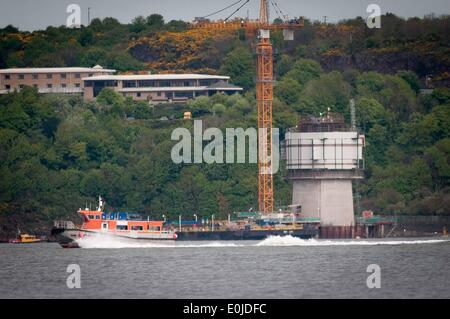 South Queensferry, UK. 14. Mai 2014. Im Dezember 2007 zu finanzieren die Sekretärin John Swinney kündigte an, dass eine neue Schrägseilbrücke als Ersatz für die bestehenden Straßenbrücke, mit geschätzten Kosten von £ 3,25 Milliarden bis £ 4,22 Milliarden gebaut werden würde. Die Brücke soll irgendwann im Jahr 2016 vollzogen.  Ein Boot geht die Nordmole. Mittwoch, 14. Mai 2014 die Credit: Wullie Marr/Alamy Live-Nachrichten Stockfoto