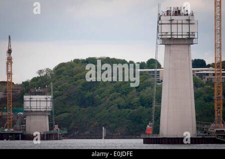 South Queensferry, UK. 14. Mai 2014. Im Dezember 2007 zu finanzieren die Sekretärin John Swinney kündigte an, dass eine neue Schrägseilbrücke als Ersatz für die bestehenden Straßenbrücke, mit geschätzten Kosten von £ 3,25 Milliarden bis £ 4,22 Milliarden gebaut werden würde. Die Brücke soll irgendwann im Jahr 2016 vollzogen. Die beiden nördlichsten Pfeiler, Blick nach Norden von Linn Mill. Mittwoch, 14. Mai 2014 die Credit: Wullie Marr/Alamy Live-Nachrichten Stockfoto