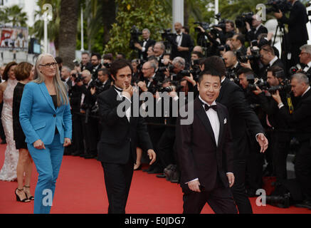 Cannes, Frankreich. 14. Mai 2014. Jury-Mitglieder kommen auf dem roten Teppich für die Eröffnungsfeier der 67. Filmfestspiele von Cannes in Cannes, Frankreich, 14. Mai 2014. Das Festival läuft vom 14 Mai bis 25. Bildnachweis: Ye Pingfan/Xinhua/Alamy Live-Nachrichten Stockfoto