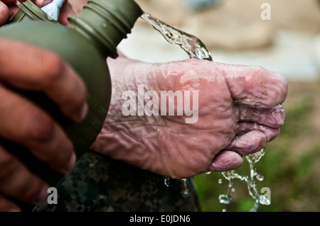 Nach Abschluss des Land-Navigation-Kurses während der Army Reserve beste Krieger Wettbewerb 2010, Sgt. 1. Klasse Martin J. Rodr Stockfoto