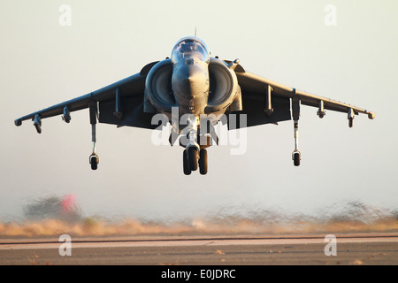 Ein AV-8 b Harrier schwebt über der Flightline beim Marine Corps Community Services (MCCS) geförderten jährlichen Flugschau auf Mari Stockfoto