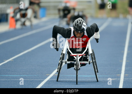 Marine CPL Anthony McDaniel gewinnt das 200 Meter Rollstuhl Männerrennen während 2013 Krieger Spiele Leichtathletik-Wettbewerb Stockfoto