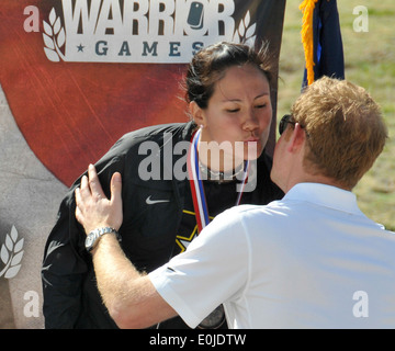 2013 Krieger Spiele Frauen Fahrrad offen Bronzemedaillen-Gewinner im Ruhestand Armee SGT Ashley Crandall erhält ihre Medaille und einen Kuss her Stockfoto