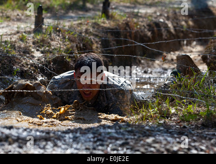 Ersten Sgt. Joshua King, 5th Special Forces Group schließt ein Wasserhindernis auf Darby Queen-Hindernis-Parcours im Wettkampf Stockfoto