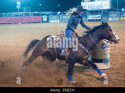 Cowgirl, Teilnahme an einem Lauf-Renn-Wettbewerb in der Clark County Rodeo statt einem Professional Rodeo in Logandale Nevada Stockfoto