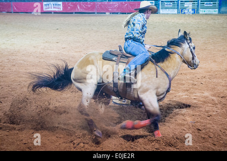 Cowgirl, Teilnahme an einem Lauf-Renn-Wettbewerb in der Clark County Rodeo statt einem Professional Rodeo in Logandale Nevada Stockfoto