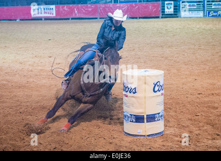 Cowgirl, Teilnahme an einem Lauf-Renn-Wettbewerb in der Clark County Rodeo statt einem Professional Rodeo in Logandale Nevada Stockfoto