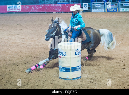 Cowgirl, Teilnahme an einem Lauf-Renn-Wettbewerb in der Clark County Rodeo statt einem Professional Rodeo in Logandale Nevada Stockfoto