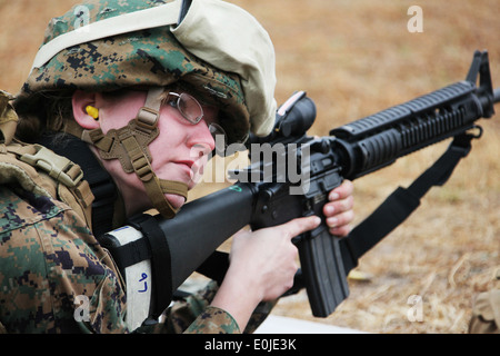 MARINE CORPS BASE CAMP LEJEUNE, N.C - Lance Cpl. Celia Davis, 22. Marine Expeditionary Unit Logistik Sachbearbeiter und gebürtig aus Le Stockfoto